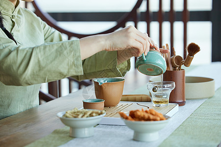 在茶馆倒茶的女性手部特写高清图片