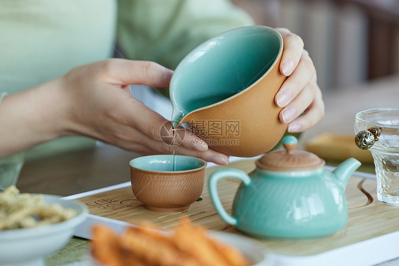 女性倒茶手部特写图片