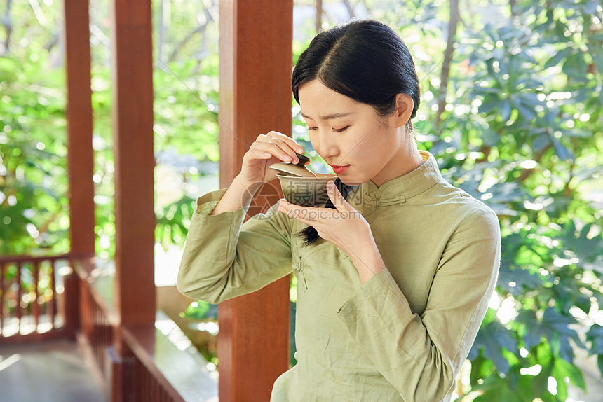 户外赏植品茶的青年女性图片