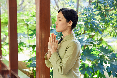 清明节祷告祈福的素雅女性图片