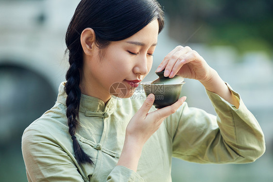 在室外品茶的气质素雅美女图片