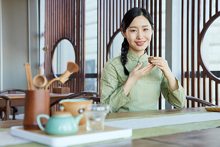 茶馆喝茶的素雅美女背景图片