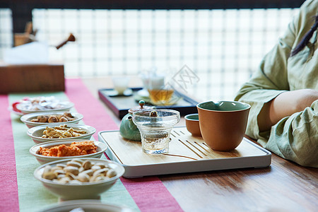 茶馆喝茶吃点心特写图片