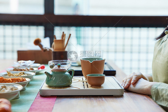 在茶馆喝茶吃点心特写图片