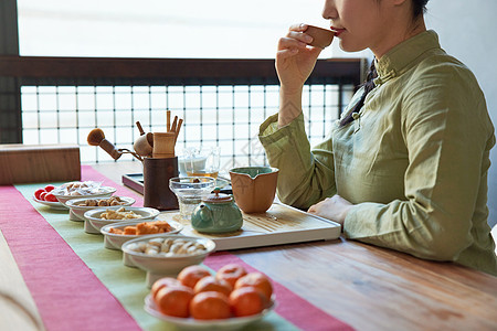 在茶馆喝茶吃零食休息的青年美女图片