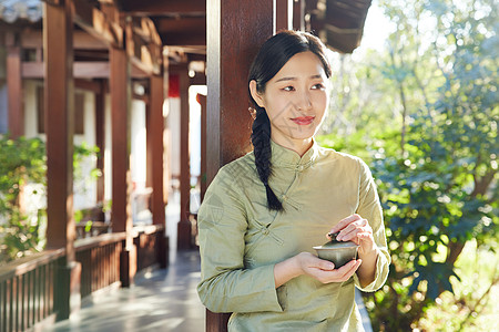 户外赏植品茶看书的气质女性图片