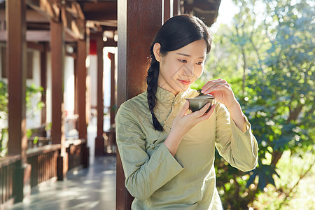 在户外品茶的气质素雅美女背景图片