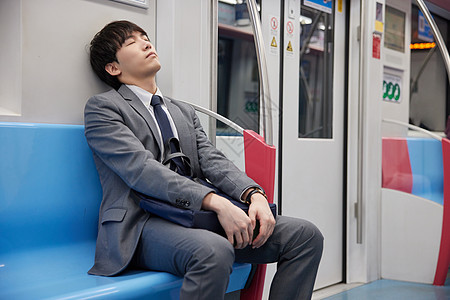 地铁上疲惫的男性图片