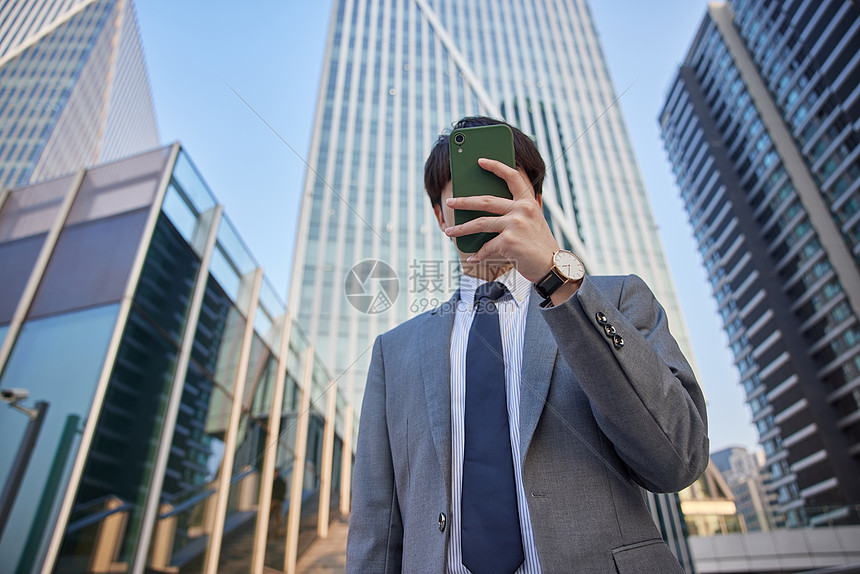 广角室外的商务男性图片