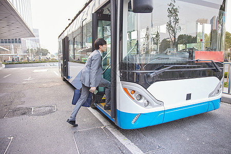 职场小白乘坐公交车上班的商务男性背景