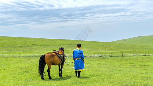 格根塔拉草原上的牧民和马匹高清图片