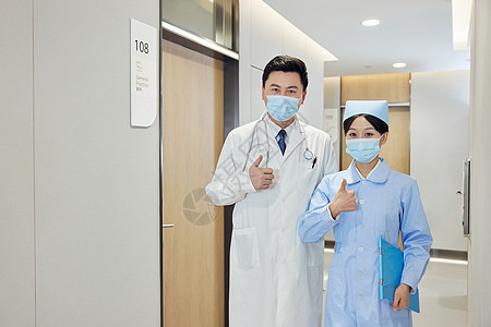 医院里医生和护士点赞形象高清图片
