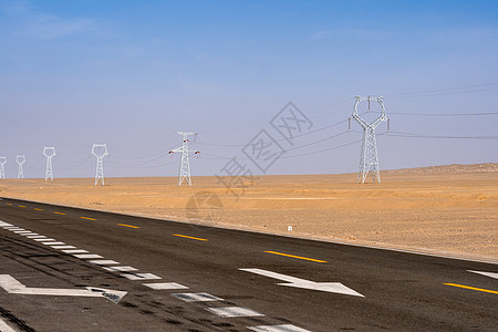 戈壁公路和电力输送装置图片