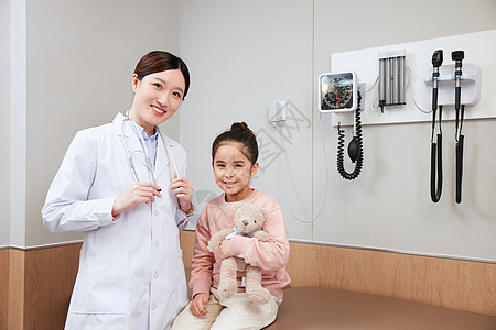 诊室里的女医生和小女孩图片