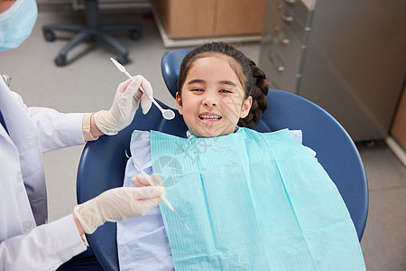 在医院治疗牙齿的小女孩图片
