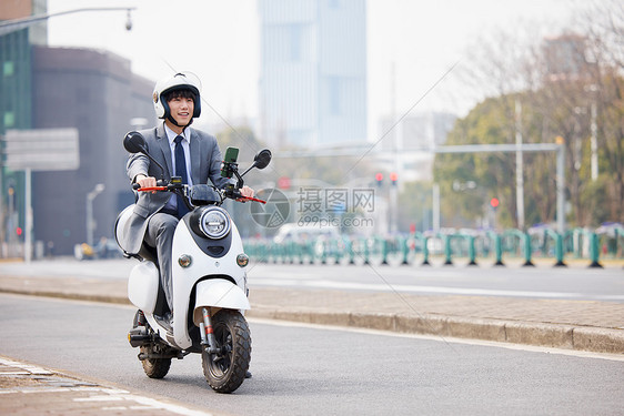 骑电瓶车上班的男性图片