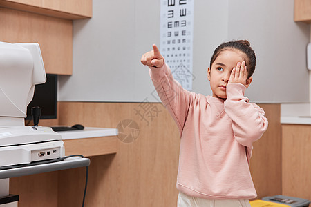 医院检查视力的小女孩图片