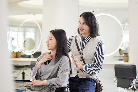 理发师与顾客沟通发型设计图片