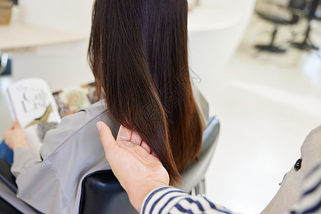 男性女性理发师给顾客设计发型特写背景