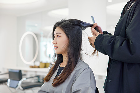 男性女性理发师给女顾客修剪头发背景