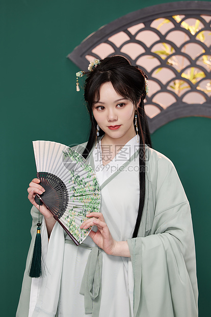 中国风古典美女拿折扇图片