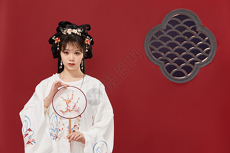 国风传统古装美女拿梅花扇图片