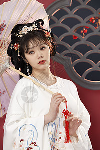 撑油纸伞的梅花汉服美女图片