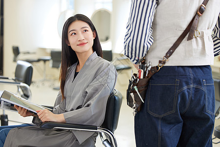 理发店里女顾客形象图片