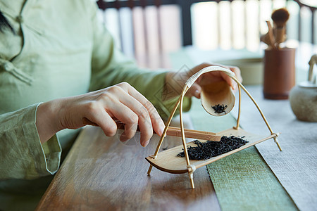 体验茶文化的青年女性特写高清图片