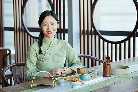 学习茶文化的青年女性形象图片