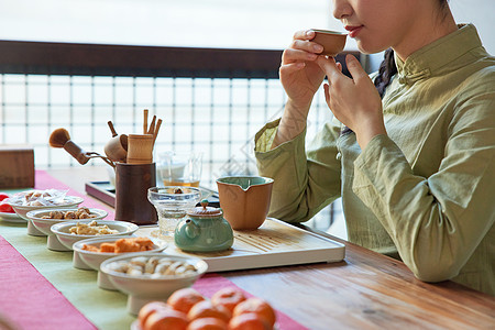 茶馆喝茶吃零食休息的青年女性图片