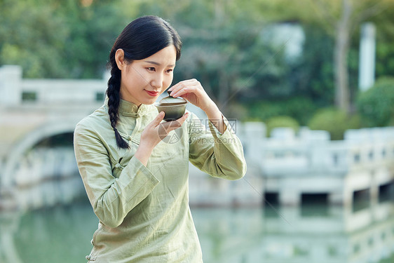 在户外品茶的气质美女图片