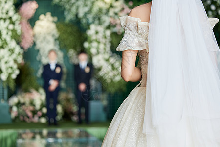 穿婚纱的女性步入婚姻殿堂背影高清图片