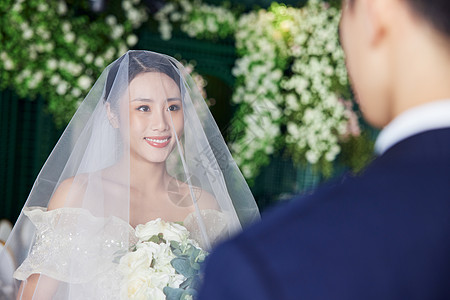 正在举行结婚典礼的新婚夫妇图片