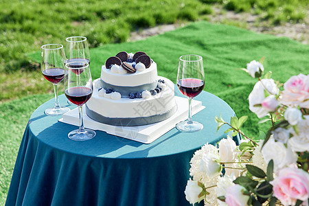 红酒婚礼素材户外婚礼桌上的蛋糕和红酒背景
