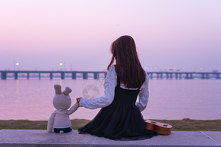 海边的少女背影背景