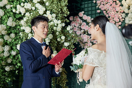 婚礼上朗读宣誓词的新郎图片