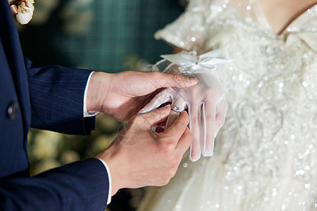 婚礼上的新郎新娘互戴戒指图片