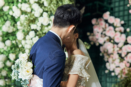 婚礼上甜蜜拥吻的新郎新娘图片