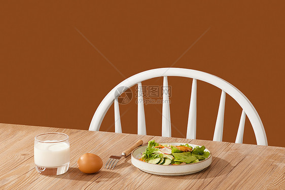 餐桌上的沙拉鸡蛋与牛奶图片