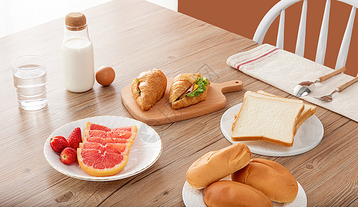 餐桌上的美味早餐高清图片
