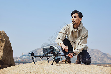 风光摄影师携带无人机登山图片