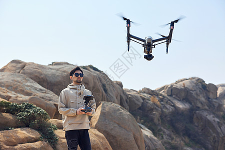 户外登山操控无人机拍摄的航拍摄影师背景