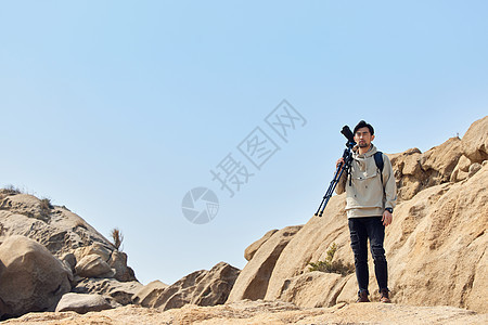 摄影师户外登山堪景图片