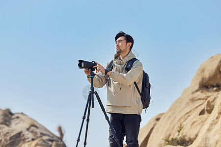 摄影师徒步登山摄影背景图片