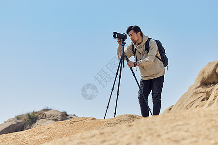 摄影师徒步登山摄影背景图片