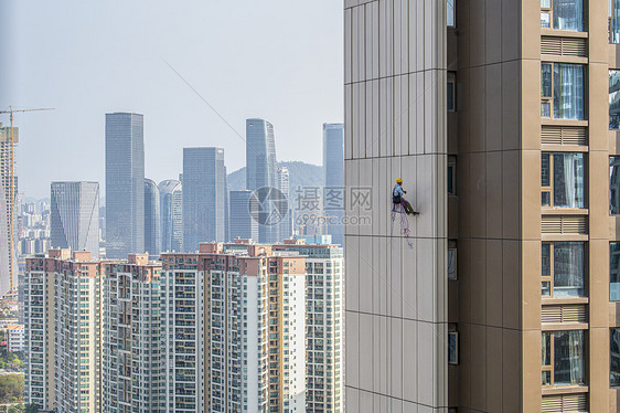 深圳城市建设者中的高空作业者图片