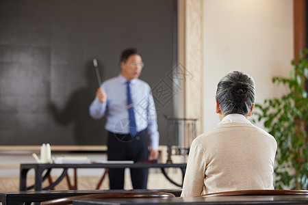 参加老年大学课堂的老人图片