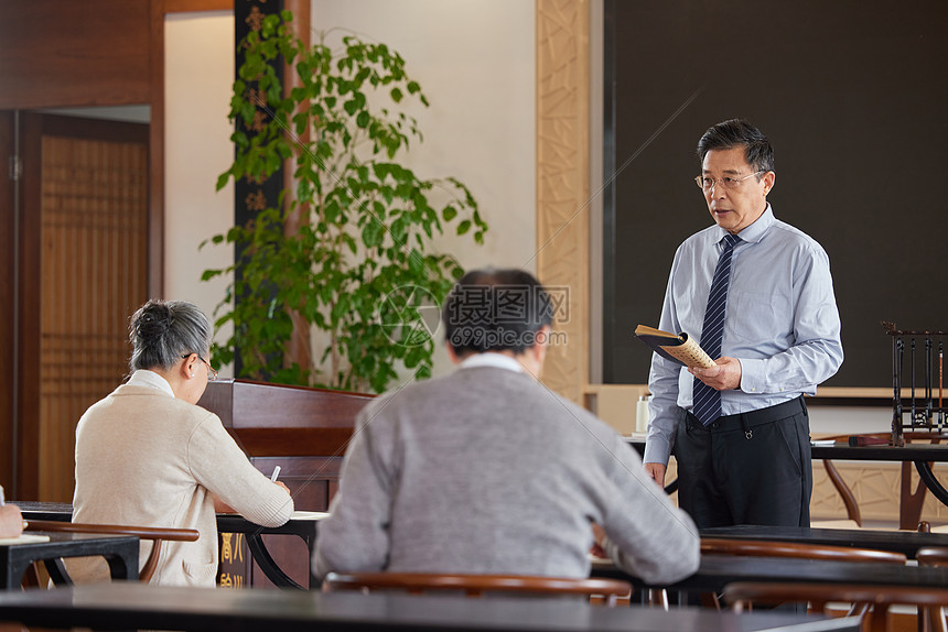 参加老年大学学习的老人图片