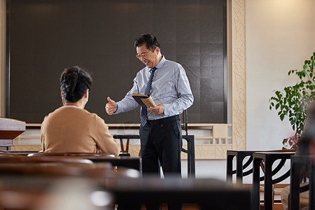 参加老年大学的老人图片